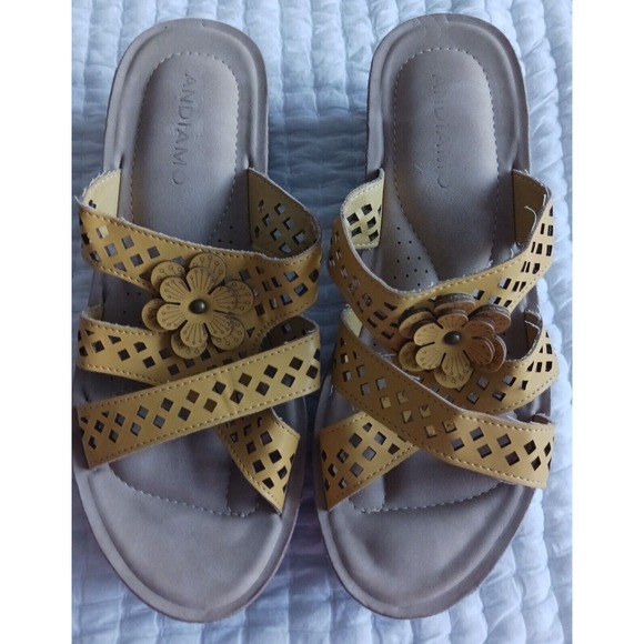 Andiamo Acayleigh Wedge Sandals Size 8.5 M Perforated‎ Laser Cut Slip On Cushion - Picture 1 of 4